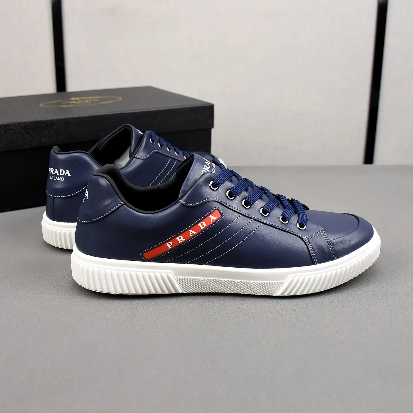 PP420👟👟👟Prada set off the audience! Prada, an international brand that is constantly innovating, this men's casual shoe, the original version, made of cowhide leather at a ratio of one to one at the store, with leather feet and rubber non-slip outsole, breathable and comfortable, quality speaks for itself👄38-44